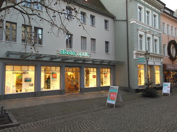 Das Bild zeigt den Eingang unserer Filiale in Kitzingen.